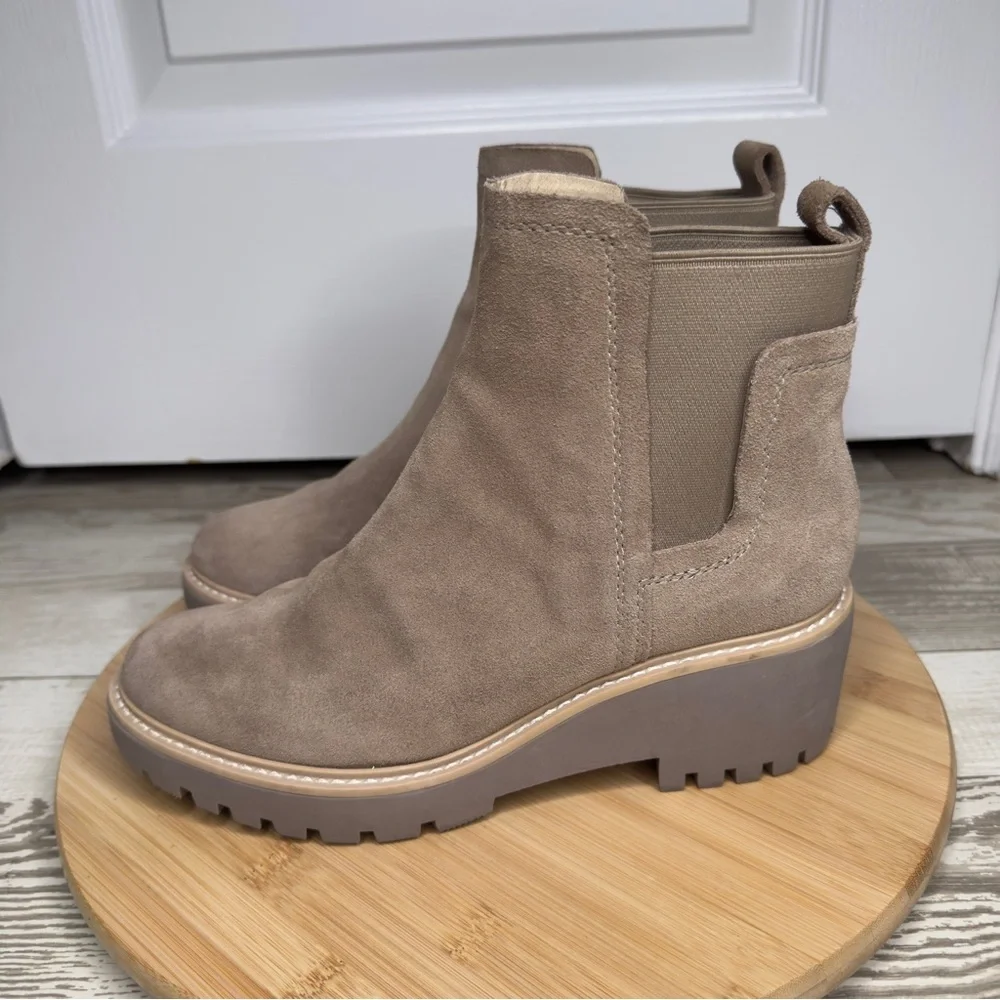 Dolce Vita Haily‎ Taupe Suede Chelsea Ankle Boots Lug Sole Women’s 7.5M